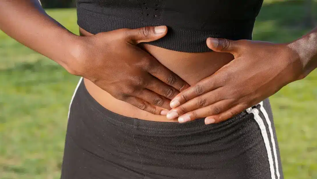 Deporstista con dolor de barriga
